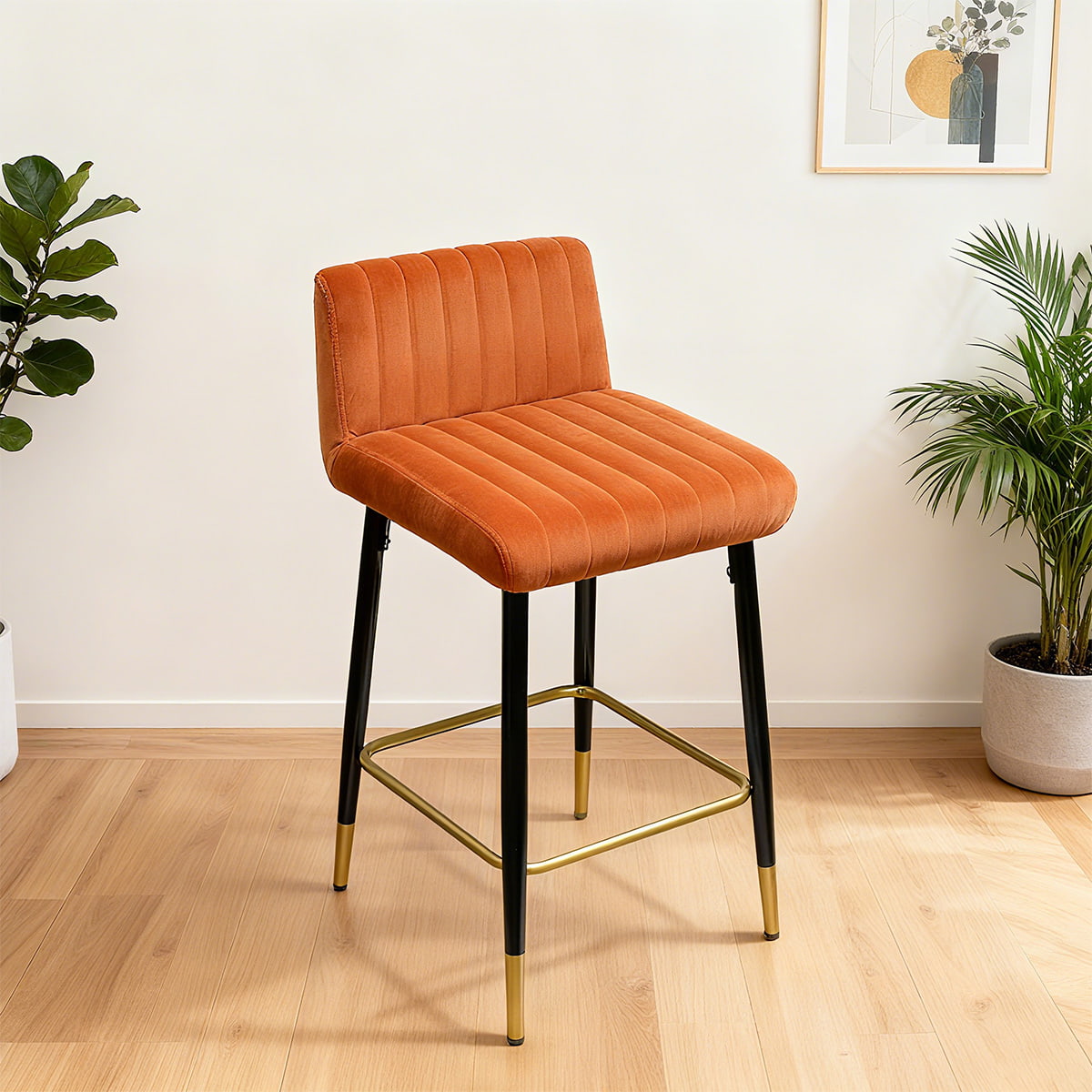 Modernong ocher orange velvet bar stool - 360 ° swivel counter taas na upuan na may itim at gintong metal na binti, malambot na upholstered upuan at paa para sa kusina isla, bar, o kainan